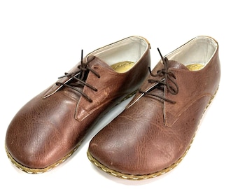 Zapatos de mujer de cuero marrón amargo con cordones, hechos a mano en Turquía y Yemen, estilo minimalista, cómodos para el día a día con detalles en cobre.
