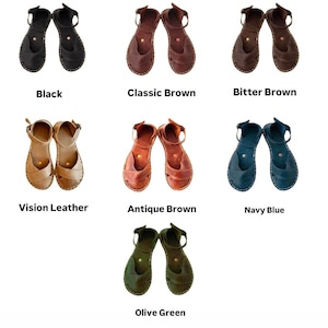 Op de afbeelding: Een selectie leren sandalen in verschillende kleuren, waaronder zwart, klassiek bruin, bitterbruin, vision leer, antiek bruin, marineblauw en olijfgroen. Elk paar heeft een enkelbandje en een open teenontwerp.