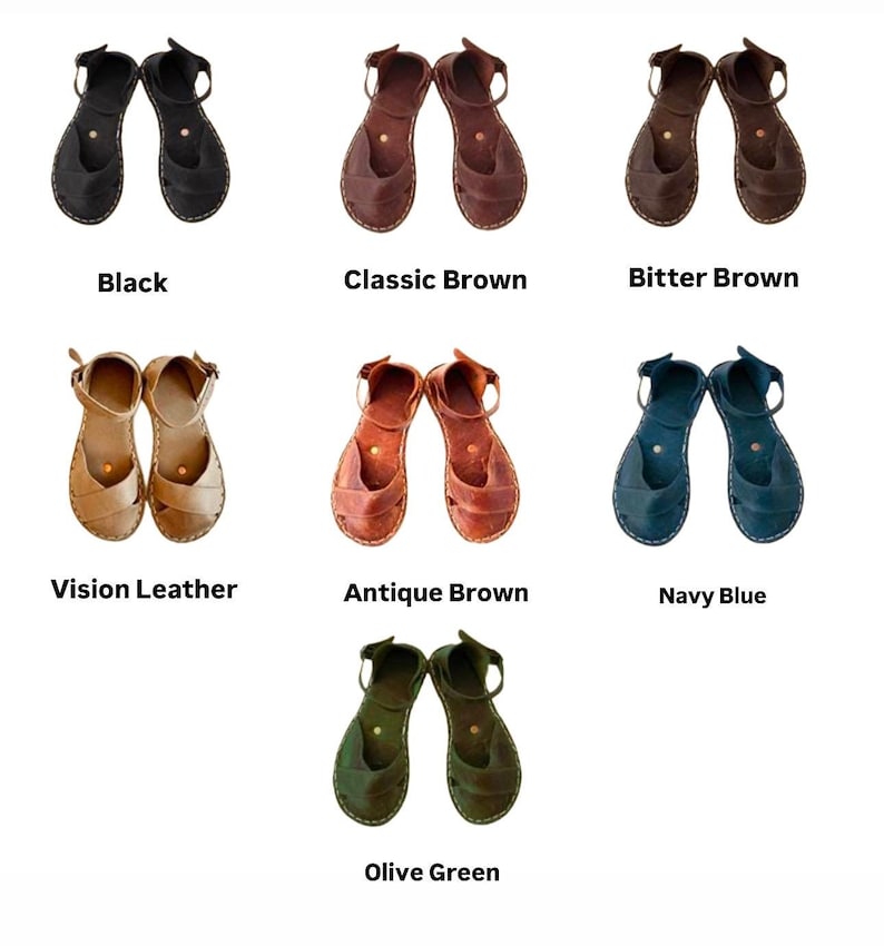 Op de afbeelding: Een selectie leren sandalen in verschillende kleuren, waaronder zwart, klassiek bruin, bitterbruin, vision leer, antiek bruin, marineblauw en olijfgroen. Elk paar heeft een enkelbandje en een open teenontwerp.