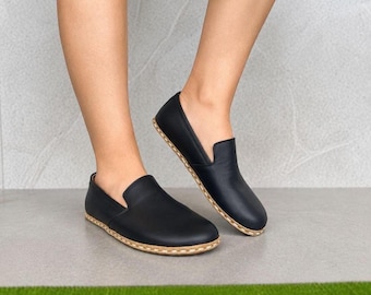 Zwarte leren dames slip-on schoenen, handgemaakte Turkse Jemenitische, minimalistische blote voeten schoenen, comfortabele alledaagse loafers met koperen detail