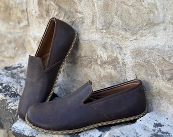 Zwarte leren dames slip-on schoenen, handgemaakte Turkse Jemenitische, minimalistische blote voeten schoenen, comfortabele alledaagse loafers met koperen detail