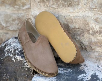 Handmade Beige Nubuck Leather Slip-Ons: Turkish Yemeni Loafers