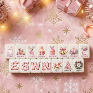 Puede incluir: Un conjunto de fichas rectangulares dispuestas en dos filas. La fila superior presenta ilustraciones de Santa, un castillo, un ciervo, regalos, un cupcake, campanas, velas y un calcetín, cada una etiquetada como FLOWER. La fila inferior muestra E, S, W, N, trineo, árbol, corona.