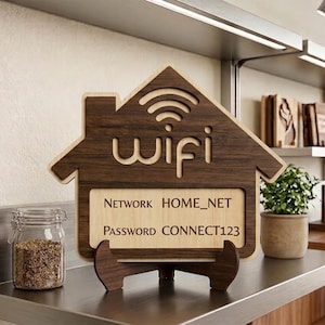 Könnte beinhalten: Ein hausförmiges Holzschild mit einer dunkelbraunen Holzmaserung und einer hellen Holzmitte. Das Schild zeigt ein lasergeschnittenes WLAN-Symbol sowie den Text "wifi", "NETWORK HOME_NET" und "PASSWORD CONNECT123" in dunkler Schrift.