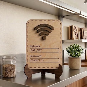 Pode incluir: Uma placa retangular de madeira clara com um símbolo de Wi-Fi 3D castanho escuro no topo. A placa apresenta o texto Network seguido de BAR_NET e Password seguido de CONNECT123. É suportada por um suporte de madeira castanho escuro.