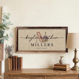 Puede incluir: Un juego de tres tazas de cerámica con un acabado mate moteado. Las tazas son de color crema, gris claro y gris oscuro. Cada taza tiene un diseño simple y minimalista.