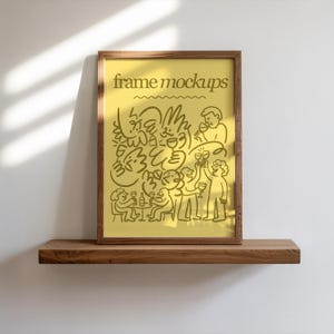 Puede incluir: Un marco de madera rectangular que contiene un póster amarillo con el texto frame mockups en la parte superior. El póster presenta ilustraciones de líneas de color marrón oscuro de varias figuras sosteniendo copas de vino.