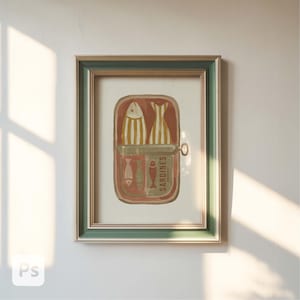 Pode incluir: Uma impressão de arte emoldurada com uma ilustração lúdica de sardinhas em lata. A obra de arte apresenta uma lata marrom com a palavra "SARDINES" e vários peixes. A moldura tem uma borda verde e dourada, adicionando um toque vintage.