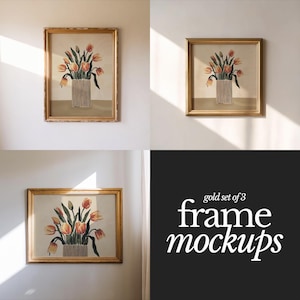 Puede incluir: Tres marcos de fotos dorados sobre un fondo blanco. Cada marco contiene una pintura de un jarrón de tulipanes naranjas.