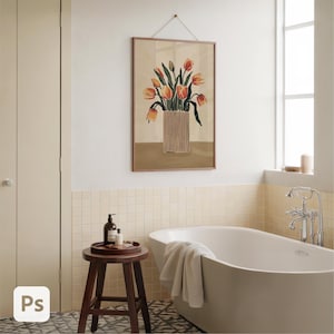 Puede incluir: Un cuadro enmarcado con una ilustración de acuarela de tulipanes naranjas y amarillos en un jarrón. La obra de arte cuelga sobre una bañera en un baño. La habitación tiene una paleta de colores neutros, un taburete de madera y una bandeja con botellas.