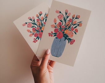 Maquetas de tarjetas con personas en la mano – Juego de dos maquetas – Maquetas de tarjetas de invitación – Maqueta con persona – Maqueta PSD de Photoshop con relación DIN y manos