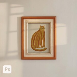 Peut inclure: Tableau encadré représentant un chat stylisé. Le chat est illustré avec des rayures verticales orange et jaune. Le cadre est bicolore, avec un bord intérieur crème clair et un cadre extérieur marron chaud.