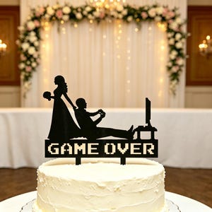 Topo de Bolo "GAME OVER", Topo de Bolo de Casamento com Tema de Videogame, Topo de Bolo de Casamento para Gamers, Topo de Bolo com Controle de Jogo, Topo de Bolo "Noiva Arrastando o Noivo"