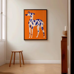 Stampa artistica di un cane stravagante / Macchie blu intense su sfondo arancione / Illustrazione di un cucciolo giocoso, poster di animali moderni, The Spotted Muse, download di arte digitale