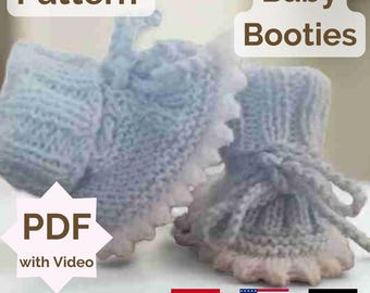Op de afbeelding: Een PDF-patroon voor het breien van babyschoentjes met een video-tutorial. De schoentjes zijn lichtblauw en hebben een gerimpelde rand. Het patroon is beschikbaar in het Engels, Spaans, Duits en Frans.