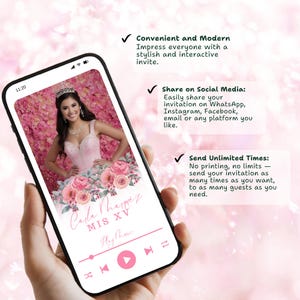 Op de afbeelding: Een smartphone toont een digitale uitnodiging voor een quincea&ntilde;era. De uitnodiging toont een foto van een jonge vrouw in een roze jurk en bloemaccenten. De tekst op het scherm luidt "Carla Thappez MIS XV". De telefoon wordt tegen een zachtroze achtergrond gehouden.