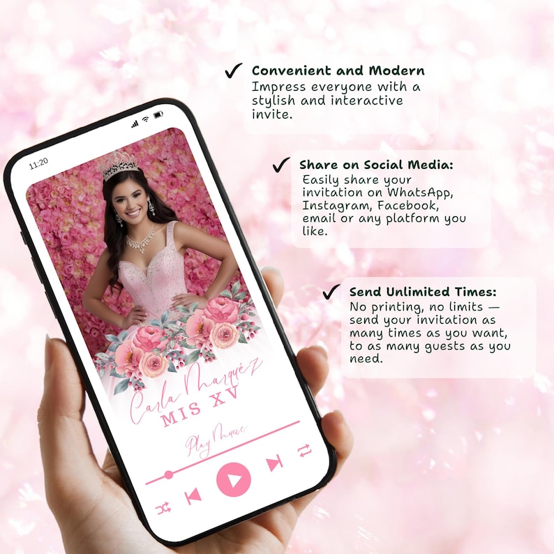 Op de afbeelding: Een smartphone toont een digitale uitnodiging voor een quincea&ntilde;era. De uitnodiging toont een foto van een jonge vrouw in een roze jurk en bloemaccenten. De tekst op het scherm luidt "Carla Thappez MIS XV". De telefoon wordt tegen een zachtroze achtergrond gehouden.