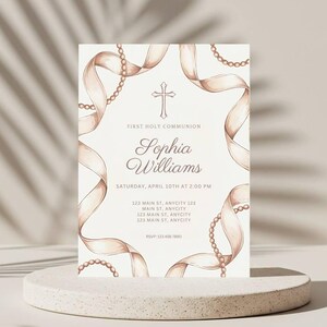 Elegante Beige Erste Heilige Kommunion Einladung Vorlage für Mädchen | Anpassbarer Rosenkranz und Band Design | Druckbare Mokka Taupe Taufe
