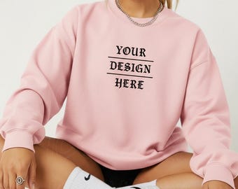 Maqueta de sudadera rosa claro Gildan 18000, maqueta G180, maqueta del modelo Gildan 18000, maqueta de estudio, sudadera de moda, maqueta de sudadera rosa con cuello redondo