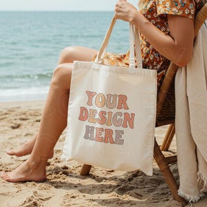 Tragetasche Strand Mockup | Natürliche Canvas Tragetasche Mock | Lifestyle Tragetasche Mock | Modell Tragetasche | Canvas Tote Bag Modell | POD Mockup
