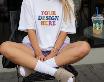 Bella & Canvas 3001 Tシャツ モックアップ、ホワイトシャツ モックアップ、オーバーサイズ Bella & Canvas シャツ ホワイト、アウトドアライフスタイル ストリート モックアップ、Y2K トレンド