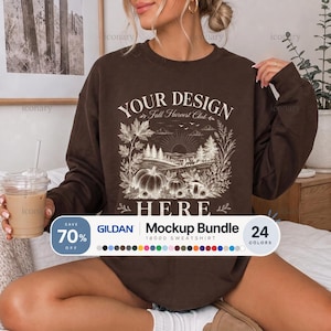 Op de afbeelding: Een donkerbruin sweatshirt met ronde hals en een witte grafische print van een herfstlandschap met pompoenen, bomen en de tekst "YOUR DESIGN Fall Harvest Club HERE". Het sweatshirt wordt getoond met een promotionele overlay-banner.