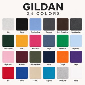 Puede incluir: Una carta de colores Gildan que muestra 24 muestras de tela distintas dispuestas en una cuadr&iacute;cula. Cada cuadrado est&aacute; etiquetado con su nombre de color, incluyendo Ash, Black, Carolina Blue, Charcoal, Dark Chocolate, Dark Heather, Forest Green, Gold, Heliconia, Indigo, Irish Green, Light Blue, Light Pink, Maroon, Military Green, Navy, Orange, Purple, Red, Royal, Sand, Sapphire, Sport Grey y White.