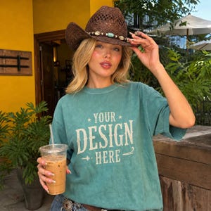 Ljusgrön Comfort Colors 1717 Mockup T-shirt: C1717 Cowgirl Lifestyle Mockup (digital nedladdning)