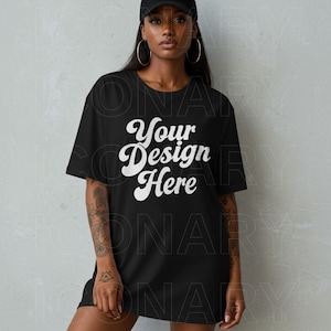 Afro-Amerikaanse zwarte tshirt mockup bundel comfort kleuren 1717 zwart meisjesshirt mockup vrouwelijke zwarte tshirt mockup CC1717 zwarte vrouw boho