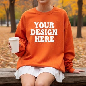 Gildan Orange 18000 Sweatshirt Mockup Sweatshirt Mockup Schwere Mischung Gildan Model Mockup Herbst Mockup Halloween Mockup Herbst 18000 Mockups
