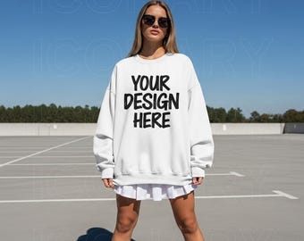 Gildan 18000 weißes Sweatshirt Mockup Lifestyle Mockup cooles Mädchen Modell Mockup Urban Streetwear Mock-Up trendy Pinterest Ästhetik Mock POD