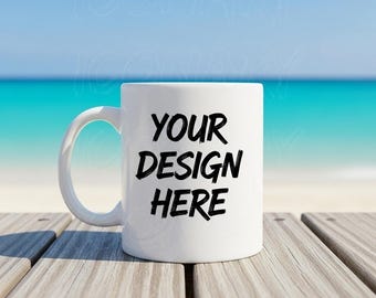 11 Unzen Keramiktasse Mockup, weiße Keramiktasse Mockup, Strand Mockup, Sommer Mockup, weiße Kaffeetasse Mockup, Sublimationstasse Mockup, POD Mockup