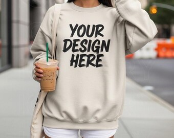 Gildan 18000 sand-sweater mockup G180 sand-mockup met ronde hals modern trendy mockup 18000 sand-sweater-mockup herfstmodel Gildan 18000-mockup