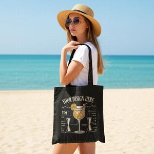 Schwarze Tragetasche Strand Mockup | Schwarze Tragetasche Mock | Lifestyle Tragetasche Mock | Modell Tragetasche | Canvas Tote Bag Modell | POD Mockup