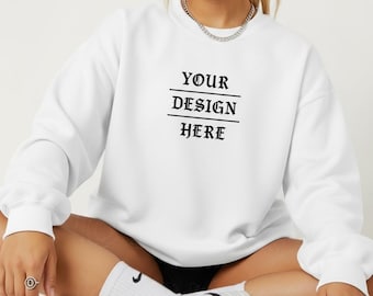 Gildan 18000 Weiß Sweatshirt Mockup, Gildan Weiß Trendy Sweatshirt Mockup, Sweatshirt Modell Mockup, Gildan Weiß 18000 Boho Sweatshirt