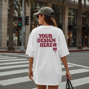 Komfort Farben 1717 Weiß Mockup Zurück Tshirt Mock C1717 Zurück Mockup Sommer Modell Mockup weißes Hemd und Shorts Mockup Weiß Comfort Tshirt