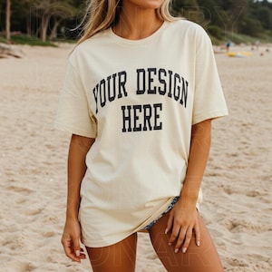 Comfort Colors 1717 Elfenbein Hemd - CC Mockup - C1717 Mockup - Model Mockup - Elfenbein Hemd Mockup - Strand Sommer Mockup - Übergroßes Mockup