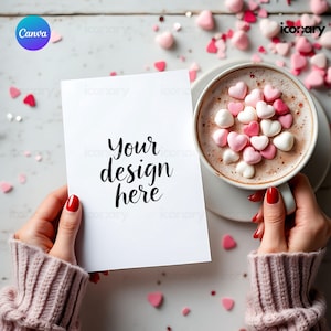 Mockup karty zaproszenia walentynkowego, mockup karty urodzinowej w dłoni, mockup karty trzymającej ręce, mockup romantycznej karty 5x7, mockup białej karty plik JPG