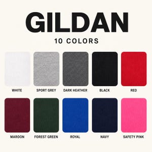 Op de afbeelding: Een Gildan-kleurenkaart met 10 stoffen stalen gelabeld als White, Sport Grey, Dark Heather, Black, Red, Maroon, Forest Green, Royal, Navy en Safety Pink. De tekst GILDAN 10 COLORS staat bovenaan in dikgedrukte zwarte hoofdletters.