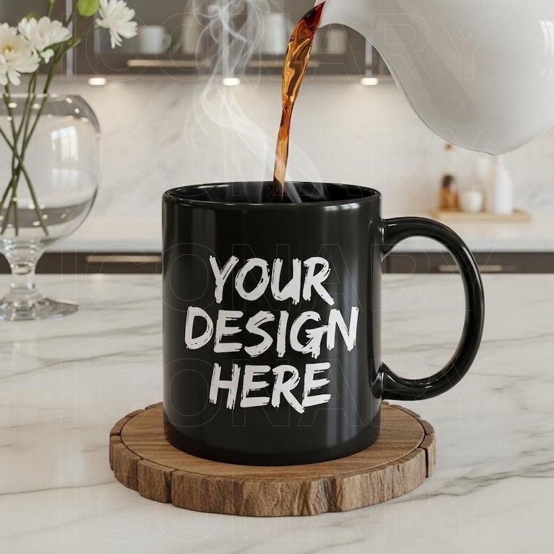 K&ouml;nnte beinhalten: Eine schwarze Keramik-Tasse mit dem wei&szlig;en Text "YOUR DESIGN HERE", aus der Dampf aufsteigt, w&auml;hrend Kaffee hineingegossen wird. Die Tasse steht auf einem Holzuntersetzer. Der Hintergrund zeigt eine K&uuml;chenumgebung.