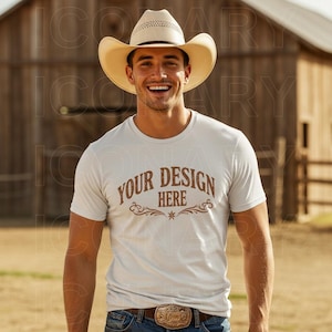 Puede incluir: Una camiseta blanca con un diseño marrón que dice "Your Design Here" con una estrella y adornos decorativos. La persona que lleva la camiseta sonríe y lleva un sombrero de vaquero de color beige.