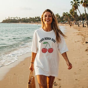 Gildan 64000 Weißes übergroßes T-Shirt Mockup, Sommer Strand Frau Modell Mockup, Bekleidung im Küstenstil Vitrinen Digital Styled Mockup Download
