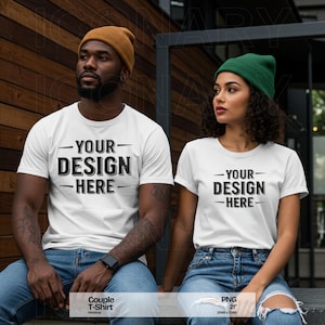 Bella Canvas 3001 カップル T シャツ モックアップ | ホワイト T シャツ モックアップ | アウトドア カップル モックアップ | 男性と女性のモックアップ | グループ フレンズ モックアップ