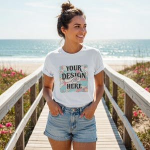 Bella Canvas 3001 Weißes T-Shirt Sommer Mockup, Strand inspiriertes Mockup, professionelles Sommer Shirt Mockup für Branding BC 3001 Mockup