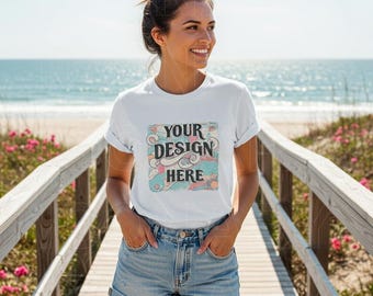 Maqueta de camiseta blanca de verano Bella Canvas 3001, maqueta inspirada en la playa, maqueta de camiseta de verano profesional para marca BC 3001 Mockup