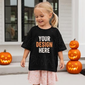Halloween Kinder schwarzes T-Shirt Mockup, Gildan 5000B schwarzes T-Shirt Mockup, Kinder Modell Mockup, Boho T-Shirt Mockup, Kleinkind T-Shirt Mockup Herbst