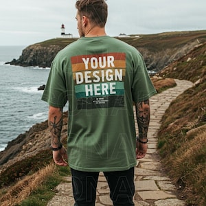 Comfort Colors C1717 Moss T-shirt Achteraanzicht Mockup | Mockup groen T-shirt heren 1717 | Neppop herenmodel | Eenvoudig mannelijk buitenstrand natuurmodel