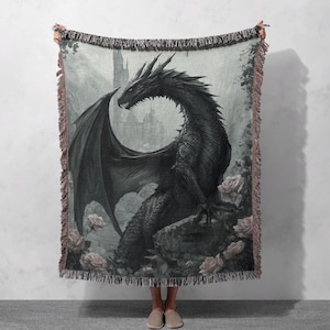 Può includere: Un drago nero con le ali spiegate, appollaiato su una roccia con sullo sfondo un castello grigio e rose rosa.