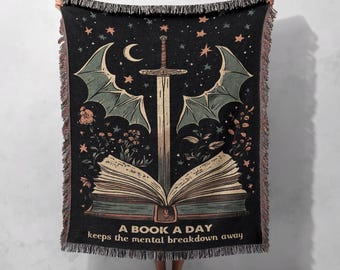Manta tejida 100 % algodón para amantes de los libros de fantasía, tapiz de lectura gótica, manta acogedora con espadas y alas