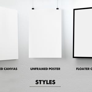 Op de afbeelding: Er worden drie kunstpresentatiestijlen getoond: een ingelijste canvas, een niet-ingelijste poster en een zwevende canvas. De ingelijste canvas is aan een muur bevestigd. De niet-ingelijste poster wordt met clips opgehangen. De zwevende canvas heeft een zwart frame. Het woord 'STYLES' staat eronder.
